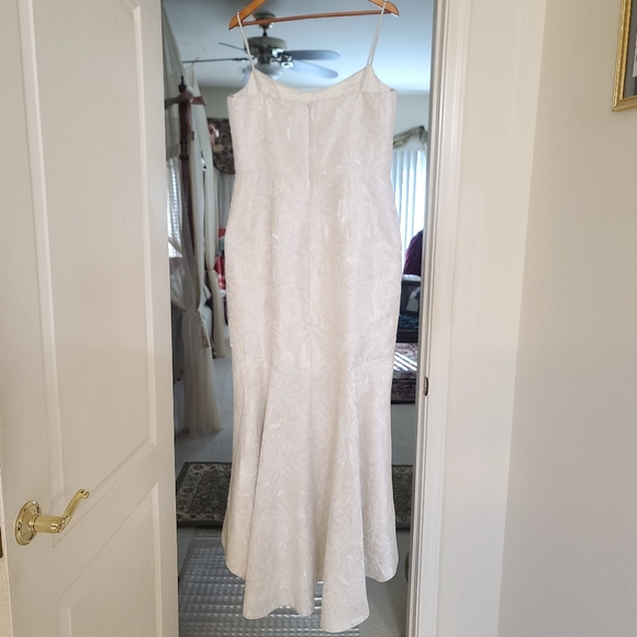 ML Monique Lhuillier | Hillary Textured Jacquard Pearl Strap Hi-Low Dress Gown - Picture 9 of 16